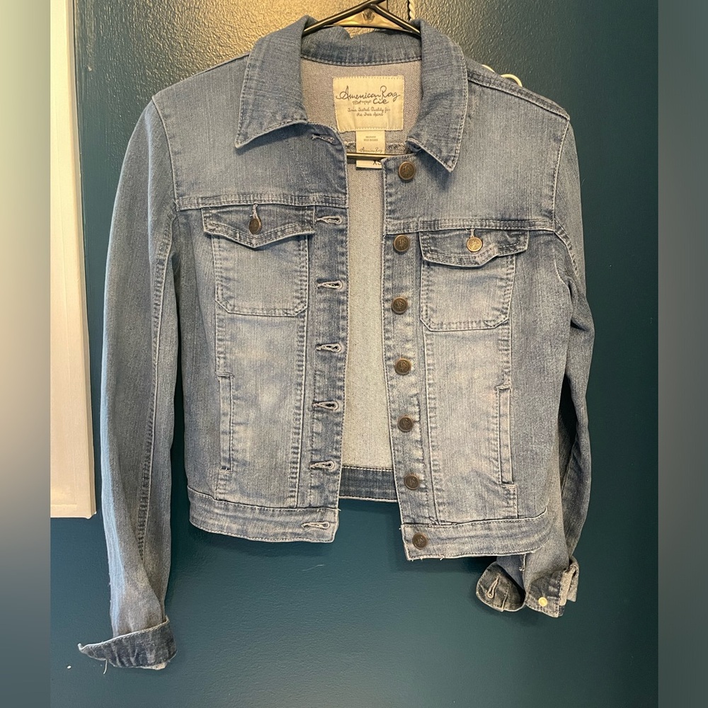 jean jacket fitted with pockets